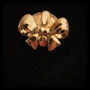 Sphinx goldtone bow-shaped brooch